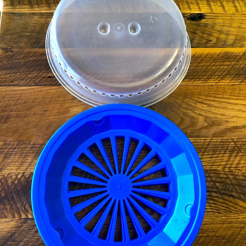 16 Paper plate holders and 1 microwave plate cover